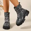 Botas Songgao Martin de Solado Grosso Femininas Outono Novo Estilo Japonês Harajuku Street Style Fivela de Coração Salto Bloco Botas Curtas Atacado