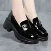 Sapatos Femininos de Couro Macio 2026 Novos Sapatos Femininos de Primavera e Outono com Salto Bloco, Solas Macias, Sapatos Pequenos de Couro Estilo Britânico, Mocassins de Solado Grosso