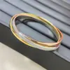 Venda Direta de Fábrica Pulseira com Cartão Mais Três Anéis Pulseira Banhada com Três Anéis Três Cores Anel de Casal Joias para Mãos Femininas Entrega Moda Europeia e Americana