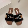 Chinelos peludos femininos chinelos de uma tira feminina rede 2026 sapatos novos pelúcia infravermelha outono fundo plano bico quadrado acessórios de metal usar