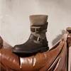 Botas Martin plisadas retro para mujer, nueva colección otoño/invierno 2026, con tacón grueso que aumenta la altura, diseño de retazos y hebilla de cinturón, creando un elegante estilo de bota de montar a media pantorrilla