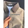 Chaqueta morada tie-dye estilo americano de alta calle 2026 con un patrón oscuro, que presenta un corte entallado, un aspecto sofisticado y una colección de primavera con cuello alto, diseñada como una chaqueta de cuero estilo ropa de trabajo para hombre
