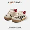 Coleção Primavera/Outono 2026: Sapatos de caminhada com sola de couro, sapatos com tema de desenho animado para bebês meninos e meninas, tênis de cano baixo, tênis esportivos fofos