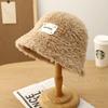 Sombrero de pescador de piel de conejo con parche y letras para mujer, versátil, cálido, de otoño e invierno, con forro polar de felpa negra.