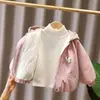 Ropa de Algodón para Niñas Otoño/Invierno 2026 Estilo Nuevo Chaqueta de Algodón Gruesa con Capucha Ropa Exterior para Niños Pequeños Forrada de Felpa Top Cálido para Bebé de Moda