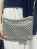 2025 Nuevo Bolso de Diseño de Nicho Cortado Tejido a Mano de Plata Brillante de Gama Alta Bolso de Hombro Casual con Cuentas de Flores Pequeñas