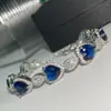 Versa Libro de Caperucita Roja Nuevo Imitación Color Corindón Azul Pulsera Tesoro para Mujer Chapada en Oro Lujo Ligero Mujer Rica Pequeña con Circonio en Forma de Corazón Elegante