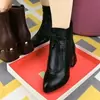 Novas botas de tornozelo estilo chinês para mulheres, coleção outono/inverno 2026, modernas e chiques com salto de espessura média, bico fino e forro de fleece para aquecimento