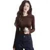 Camiseta de Manga Larga de Hombro Recto Color Café de Gama Alta para Mujer, Nuevo Estilo 2025, Corte Ajustado, Favorecedora, Adecuada como Capa Base o Prenda Exterior