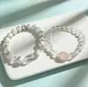 Turquesa branca combinada com contas de cristal de formato único, uma pulseira masculina com contas ovais de cristal rosa e detalhes em pérola, uma pulseira feminina perfeita como presente para um encontro ou aniversário