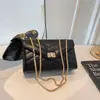 Bolso cuadrado pequeño de cadena con bordado de diamantes en forma de V para mujer, bolso de hombro de lujo ligero con solapa de cierre, bolso cruzado versátil, bolso de fiesta para mujer