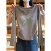 Camiseta feminina de gola V, manga longa, corte slim, acinturada, na cor cáqui, feita de algodão puro, projetada para valorizar a silhueta, para o outono de 2026