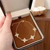 Sencillo y Elegante, Exquisito y Moderno, Diseño de Nicho, Pulsera de Trébol de la Suerte Incrustada con Circonitas, Lujo Ligero, Sensación de Alta Gama, Joyería de Mano Personalizada para Mujeres