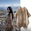 Fábrica de Origem Xale com Franjas Manto Elegante de Alta Qualidade Confortável Elegante Retrô Casaco Cor de Camelo Padrão de Nuvem Foto de Viagem