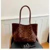 Bolsa tote para o dia a dia com estampa de leopardo para mulheres, moderna, novidade de outono, texturizada, retrô, nicho, bolsa de ombro único, bolsa de axila