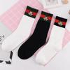 Outono e inverno novas meias de maré europeias bordadas Little Bee Casual Meias femininas de algodão Meias de estudante de esportes atacado