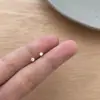 Aguja de Plata de Ley S925 Zircón Rosa Agujeros para las Orejas Pendientes de Botón para Mujer 2025 Nuevo Nicho Sentido Avanzado Pendientes Libres para Dormir