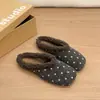 Mules a Medio Zapato Estilo Coreano Pantuflas Para Usar Afuera Mujeres Perezosas Retro Punta Cerrada Lunares Otoño Slip-on Suela Gruesa Nuevo Estilo 2026