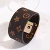 Pulseira Elegante de Luxo Leve Pulseira de Couro Design de Trevo de Quatro Folhas Pulseira de Couro com Monograma LV Unissex Joia de Liga