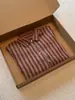 Altamente recomendado: Camisa feminina listrada de vermelho com colarinho, estilo "old money" vintage, nova camisa feminina de outono 2026, corte solto