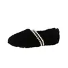 Zapatos de Piel con Cadena de Perlas Suaves para Mujer 2026 Invierno Nuevo Estilo Coreano Versátiles Planos Slip-On de Media Caña de Algodón