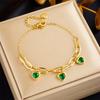 Pulsera de cadena de acero de titanio con colgante de amor de gema colorida de moda para combinar con todo, retro de nicho europeo y americano, chapada en oro