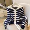 Suéter de punto cárdigan a rayas con cuello azul marino en bloques de color para otoño e invierno coreano, nuevo top versátil estilo coreano
