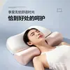 Travesseiro de espuma viscoelástica com design de tração, oferecendo sensação refrescante, zero pressão e projetado para o sono profundo; um travesseiro para uso doméstico para adultos, com um design em forma de arco para proteger a coluna cervical