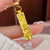 Lujoso Collar de Alta Gama con un Pequeño Colgante de Barra de Oro en Oro de 24 Quilates con Tecnología que Conserva el Color, Diseño de Cristal de Hielo y Símbolos de Buena Fortuna