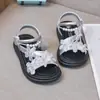 Sandálias Infantis 2026 Verão Novo Estilo Sapatos Princesa Flor de Pérola Infantil Estilo Coreano Antiderrapante Abertos na Ponta Sapatos de Praia