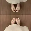 Sandalias de cuña abiertas estilo francés Chuyuji con hebilla metálica plisada para mujer 2026, sandalias romanas exquisitamente bellas