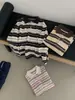 Outono de 2026 Novo Estilo Coreano 100% Lã Blocos de Cor Listrado Lapela Versátil Emagrecedor Blusa de Tricô para Mulheres