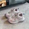 Sandalias de media caña para niños, nueva colección otoño 2026, con diseño hueco y transpirable, suela con dibujo de neumático y una moderna hebilla giratoria, adecuadas tanto para niños como para niñas
