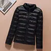 Otoño e invierno 2023 nuevo abrigo ligero sin costuras de algodón con relleno de plumón corto con capucha moda coreana ajustado fino para mujer