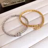 Pulsera Abierta de Zirconia Redonda Flecha Electrochapada en Oro Real de 18K, Pulsera de Lujo Ligero de Gama Alta, Joyería Transfronteriza Europea y Estadounidense para Mujeres