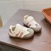 Tênis de Treino Alemão Infantil com Solado Macio 2026 Primavera/Verão Novo Estilo Versátil Fashionável Sapatos Casuais para Meninas Confortáveis Sapatos Forrest Gump Tendência para Meninos