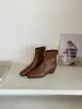Botas curtas de bico quadrado estilo britânico para mulheres, novo modelo primavera e outono 2026, botas de salto grosso, botas elegantes de corte justo, botas de moda versáteis