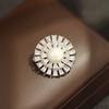 Broche Redondo Geométrico de Nicho High-End Bicolor Dourado e Prateado Banhado a Ouro com Pedra Broche Pequeno de Pérola Simples e Versátil para Homens e Mulheres