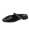 Mules Prateadas Versáteis de Salto Baixo Estilo Coreano com Biqueira Fechada para Mulheres, Novidade Primavera/Verão 2026, Chinelos Fashion Tendência Slip-On com Biqueira Fechada