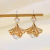Aretes de hoja de ginkgo larga de aleación con textura de hoja europea y americana, personalidad exagerada, moda, aretes de gancho para la oreja de red para mujer
