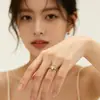 Anillo de acero inoxidable estilo corte marquisa de circón con diamantes de forma irregular y cúmulos de estrellas, superficie curva, joyería de alta gama