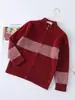 Cárdigan suéter con cremallera para niños con cuello alto, con diseño a rayas, hecho de tejido de punto de lana, adecuado para otoño e invierno, y diseñado como una prenda exterior casual tanto para niños como para niñas