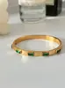 Dazan Joyería al por mayor Transfronterizo Europeo y Americano Acero de Titanio Electrochapado 18K Zirconia Verde Diseño de Coral Pulsera Apilable