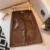 Foto real de falda de cuero PU de cintura alta con abertura para mujer, nuevo modelo 2026, elegante y sofisticada con cinturón metálico, corte ajustado, minifalda bodycon