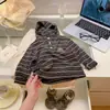 Moletom com capuz bordado listrado infantil, unissex, camada base casual, top de corte solto para outono e inverno