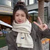 Bufanda de Oso Estilo Coreano para Mujer en Otoño e Invierno Color Sólido Suave y Cera Tejida Bordada Cálida y Engrosada Versátil Bufanda para el Cuello de Estudiante