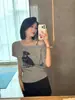 ¡Estilo coreano para un look juvenil! Camiseta corta de manga corta de un solo hombro, hombros descubiertos, con estampado de cachorro Schnauzer para mujer, nuevo diseño de moda versátil 2026