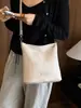 Bolsa feminina versátil de grande capacidade, moda transfronteiriça, nova para o verão de 2026, simples, para o dia a dia, de ombro, crossbody, bolsa estilo balde