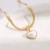 Collar de amor tridimensional personalizado de estilo coreano para mujer, cadena de clavícula de corazón de acero de titanio sin decoloración con hueso de serpiente dorado de lujo ligero, venta al por mayor