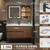 Tocador de baño de color nogal con lavabo, una combinación de estilo chino y un lavabo cerámico integrado para lavarse las manos y la cara